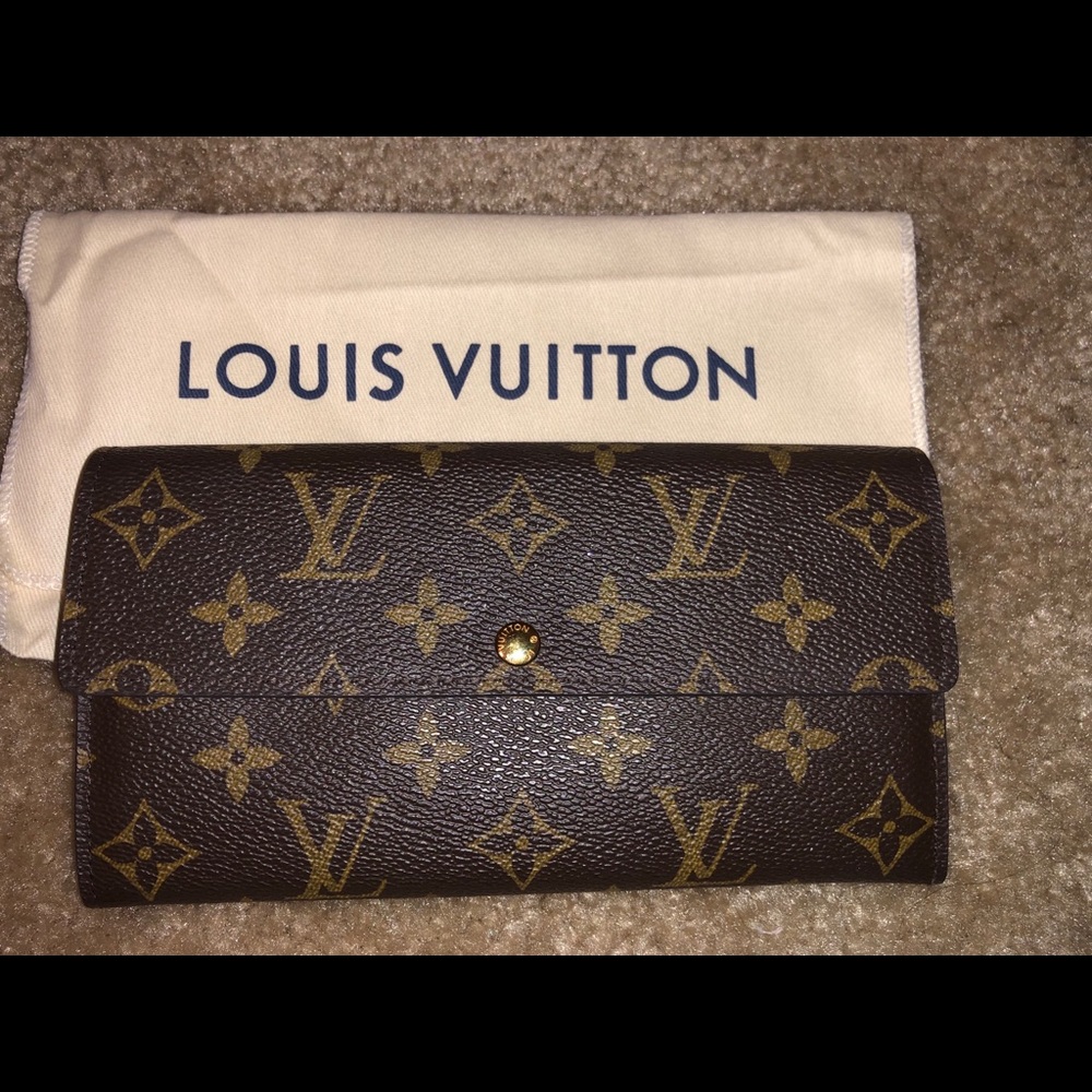 Luis Vuitton Sarah wallet.